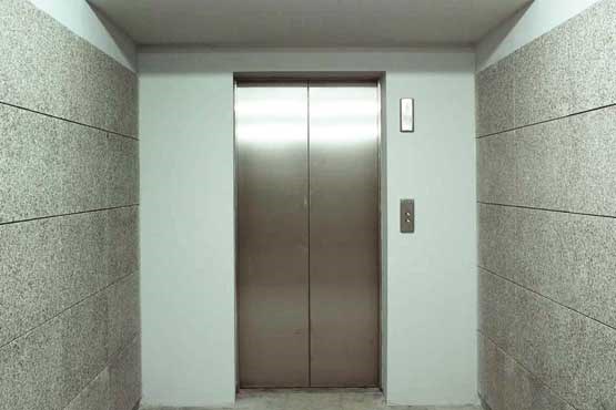 آسانسور را در مجاورت راه پله‌ها نسازید