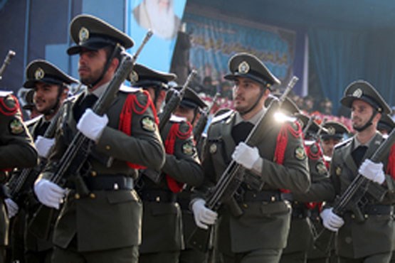 قدرت نمایی دلاور مردان ایرانی در مراسم رژه روز ارتش