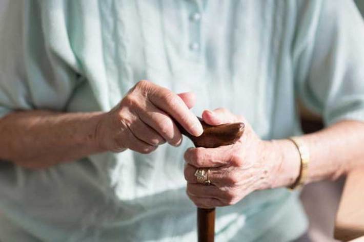 اگرچه قرنطینه کردن سالمندان در کاهش میزان انتقال بیماری و جلوگیری اوج شیوع کووید 19 موثر است، با این حال باید با درنظر گرفتن تمهیداتی از افزایش عوارض عاطفی و روانی این اقدام در سالمندان جلوگیری شود.