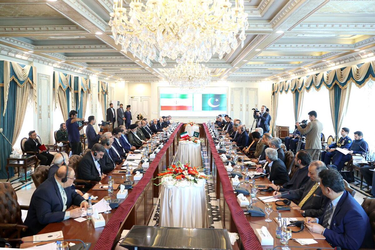 رئیس‌جمهور با تشریح برخی زمینه‌های مساعد برای گسترش همکاری‌ها و روابط ایران و پاکستان از جمله در حوزه انرژی، بر اهمیت امنیت به‌ویژه در مرزهای مشترک دو کشور برای رونق تبادلات مرزی تأکید کرد.