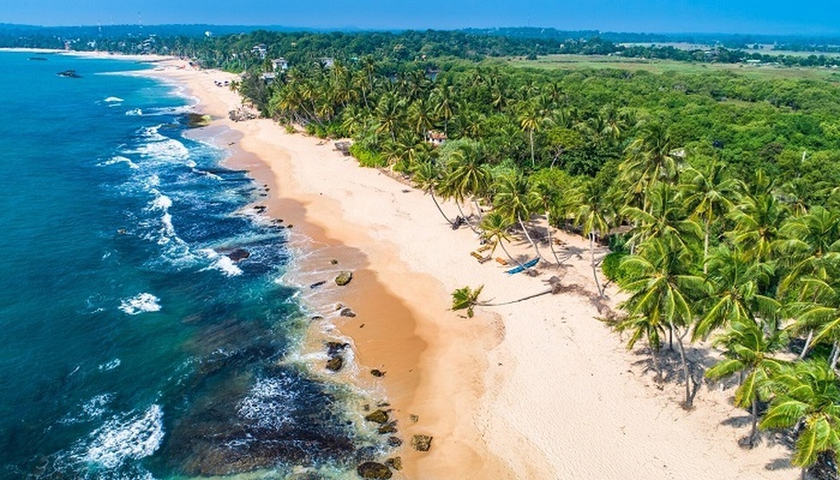 سریلانکا یکی از زیباترین کشورهای جزیره‌ای در ناحیه استواست که در جنوب هندوستان قرار دارد. سواحل سریلانکا با آب‌های درخشان و جنگل‌های کمتردیده‌شدۀ خود، بهترین مقصد گردشگری برای علاقه‌مندان به تفریحات آبی و قدم زدن در شن‌های داغ ساحل است.