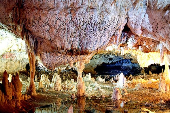 ببینید | معرفی زیباترین غار آبی و خشکی جهان
