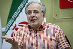 کاظم احمدزاده برنامه سحر رادیو تهران را اجرا می کند