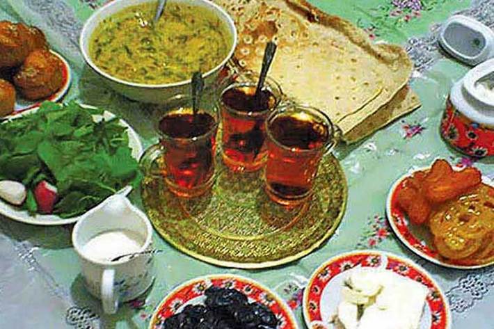 متخصص تغذیه و عضو هیأت علمی دانشگاه علوم پزشکی اصفهان گفت: بهتر است افطار را با یک لیوان شیر گرم و خرما آغاز کنیم تا قند خون که کاهش یافته است، بالا برود.