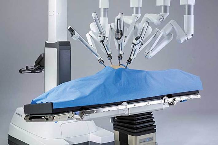ربات‌ها آماده‌اند تا انقلابی در پزشکی و انجام عمل‌های جراحی ایجاد کنند. هوش مصنوعی، مینیاتوری و کوچک‌شدن ابزارها و توانایی‌های رایانه‌ای باعث پیشرفت در طراحی‌ها و افزایش استفاده از ربات‌ها در پزشکی شده‌اند.