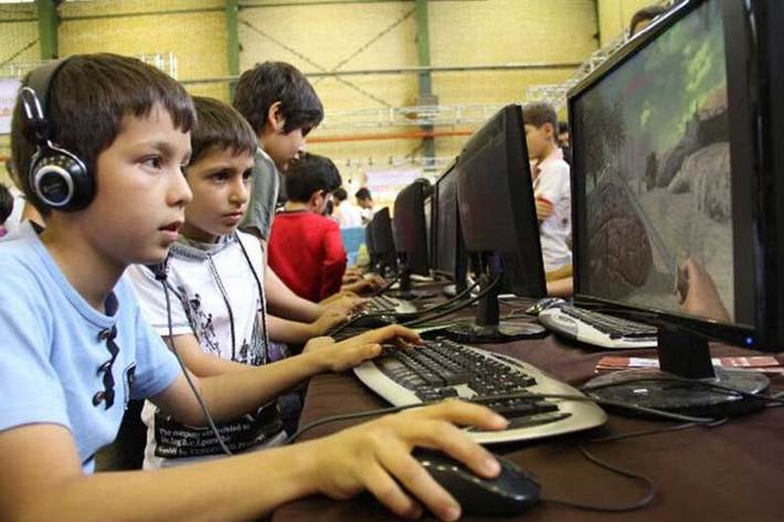 استفاده از بازی‌ های رایانه‌ ای در شرایط کنونی با توجه به شیوع کرونا و خانه نشینی افزایش یافته با این وجود آیا بازی های مفیدی برای کودکان وجود دارد که آنها را در مسیر درستی هدایت کنیم؟