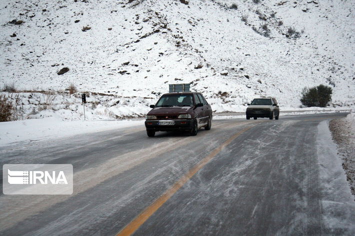 رییس پلیس راه فرماندهی انتظامی خراسان رضوی گفت: سطح جاده‌های این استان لغزنده و یخ‌زده است لذا رانندگان با رعایت سرعت مطمئنه و تجهیزات زمستانی حرکت کنند.