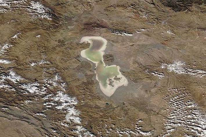 حدود یک هفته پیش ناسا تصویری از دریاچه ارومیه منتشر کرد که آه از نهاد ایرانیان برانگیخت. تصویر، شبحی از دریاچه بود، خشک و بی‌آب، بی‌جان و بی‌رمق، گویی که انگار هیچ‌گاه نبوده و جانی در بدن نداشته است.