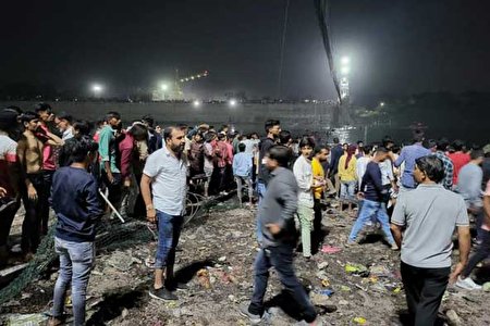ببینید | فوت ۱۴۱ نفر بر اثر سقوط پل در هند