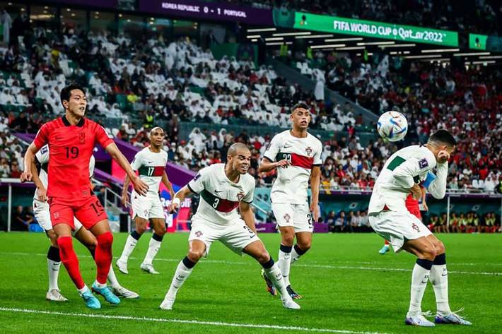 تیم ملی فوتبال کره جنوبی با پیروزی برابر پرتغال به مرحله یک هشتم نهایی جام جهانی صعود کرد.