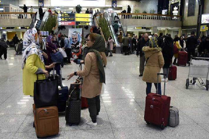 روند بی‌ حجابی مسافران‌ در فرودگاه‌ها و پروازها گسترش یافته است.