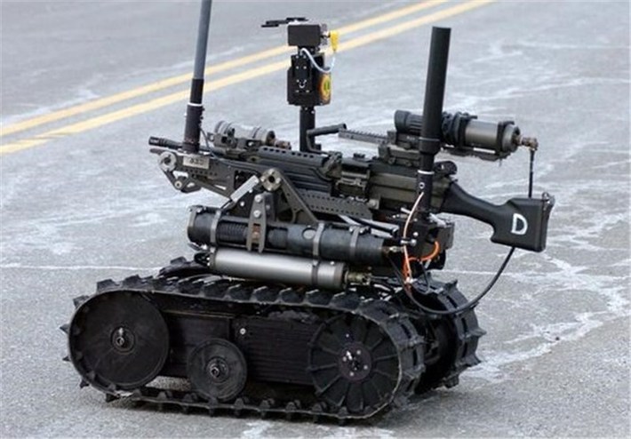 به‌رغم مخالفت شدید گروه‌های آزادی مدنی، پلیس سانفرانسیسکو مجاز به استفاده از ربات‌های کنترل از راه دوری است که قادر به کشتن هستند. مخالفان این اقدام می‌گویند که این امر منجر به نظامی‌سازی بیشتر نیروی پلیسی می‌شود که قبلا بیش از حد تهاجمی بوده است.