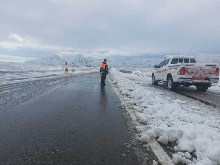 رئیس مرکز اطلاعات و کنترل ترافیک پلیس راهنمایی و رانندگی از بارش باران و برف در جاده‌های ۹ استان خبر داد.