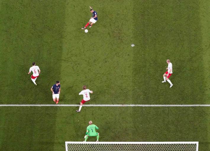 تیم ملی فوتبال فرانسه توانست اولین صعود کننده جام جهانی به دور یک هشتم نهایی لقب گیرد.