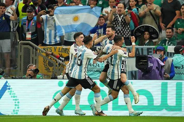 تیم ملی فوتبال آرژانتین که دیدار اول خود را به عربستان واگذار کرده بود، با پیروزی برابر مکزیک به جام برگشت.