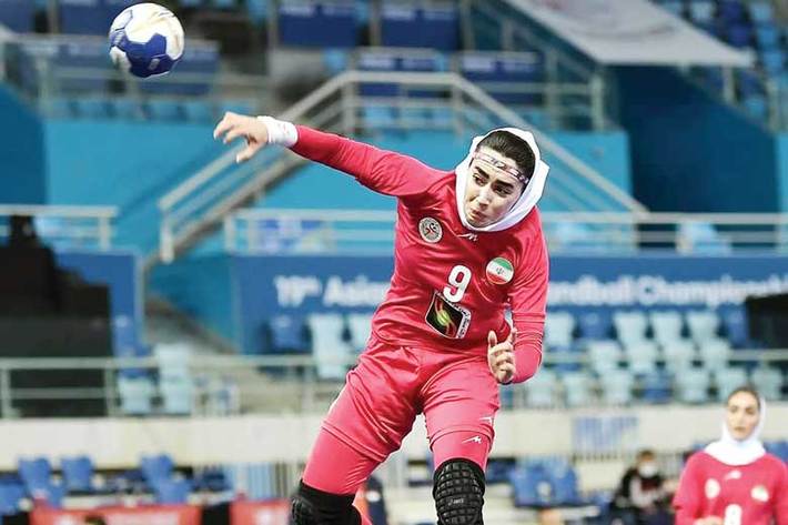 درخشش هندبالیست‌ های زن ایرانی در رقابت‌های قهرمانی ۲۰۲۲ آسیا همچنان ادامه دارد. ملی‌پوشان کشورمان دیروز سومین دیدار خود در این رویداد معتبر را هم برگزار کردند و موفق به کسب یک پیروزی دیگر شدند.