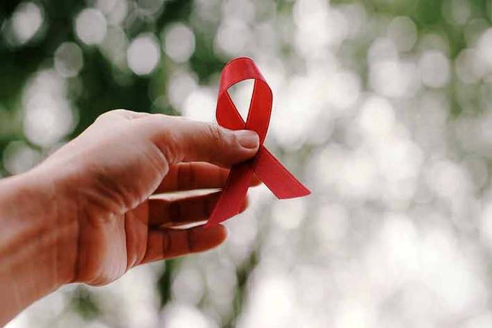‌جمعیت افراد مبتلا به HIV در ایران حدود 53 هزار نفر برآورد می‌شود و تاکنون حدود 22هزار نفر از مبتلایان به این بیماری  در کشورمان‌ شناسایی شده‌اند، این درحالی است که ‌در شش ماهه نخست امسال بیشتر افراد مبتلا از طریق رابطه جنسی محافظت نشده گرفتار HIV شده‌اند.