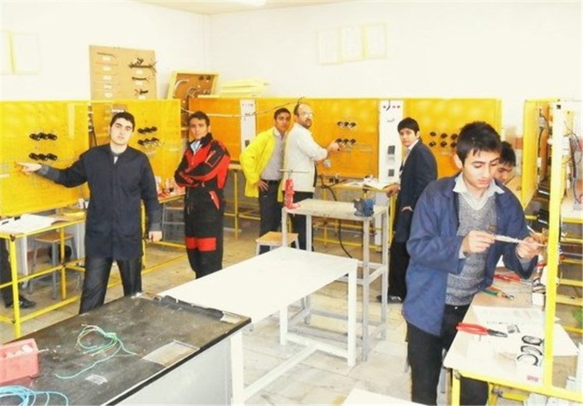 استاندار هرمزگان گفت: تا مهر امسال، به دانش آموزان هنرستان‌های استان، مهارت‌های مربوط به استاندارد آموزش داده می‌شود.