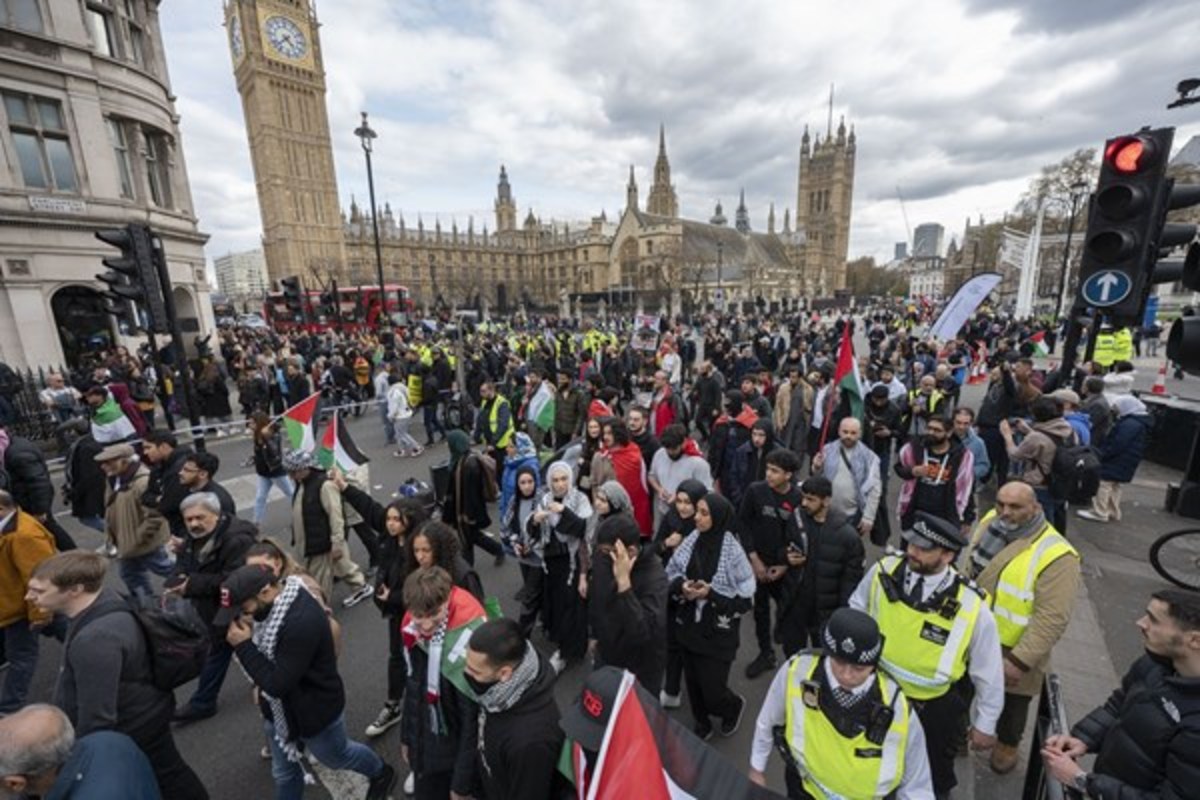 هزاران نفر به مناسبت راهپیمایی‌های روز قدس، در مرکز لندن علیه سیاست‌های آپارتاید رژیم صهیونیستی علیه فلسطینیان تظاهرات کردند.