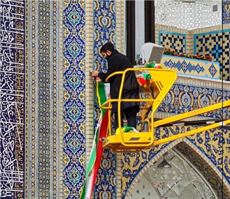 ببینید | نصب پرچم ایران در حرم امام رضا(ع)+عکس