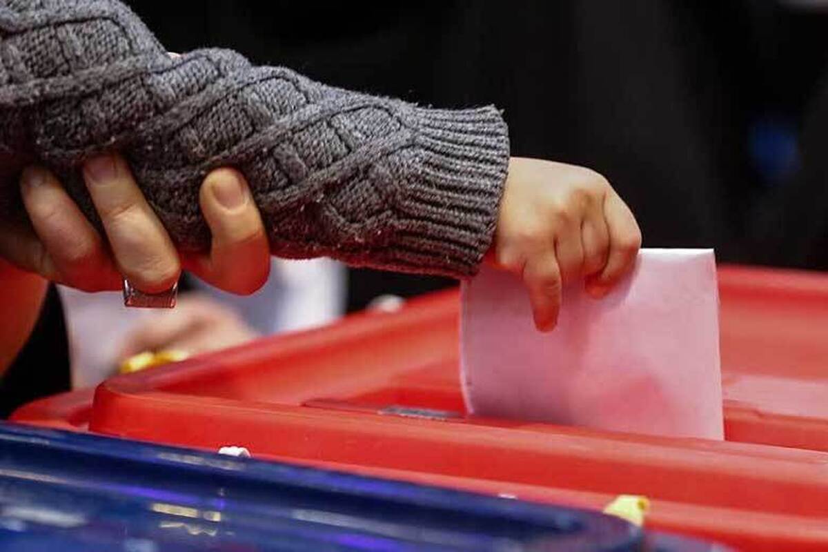 انتخابات دوازدهمین دوره مجلش شورای اسلامی، تا این لحظه در تهران، مشهد، شیراز، خرم‌آباد و چگنی و ۱۶ حوزه دیگر به دور دوم کشیده شد.