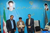 اهداء قرآن خطی دست نویس به قدمت بیش از ۱۰۰ سال به سازمان اسناد یزد