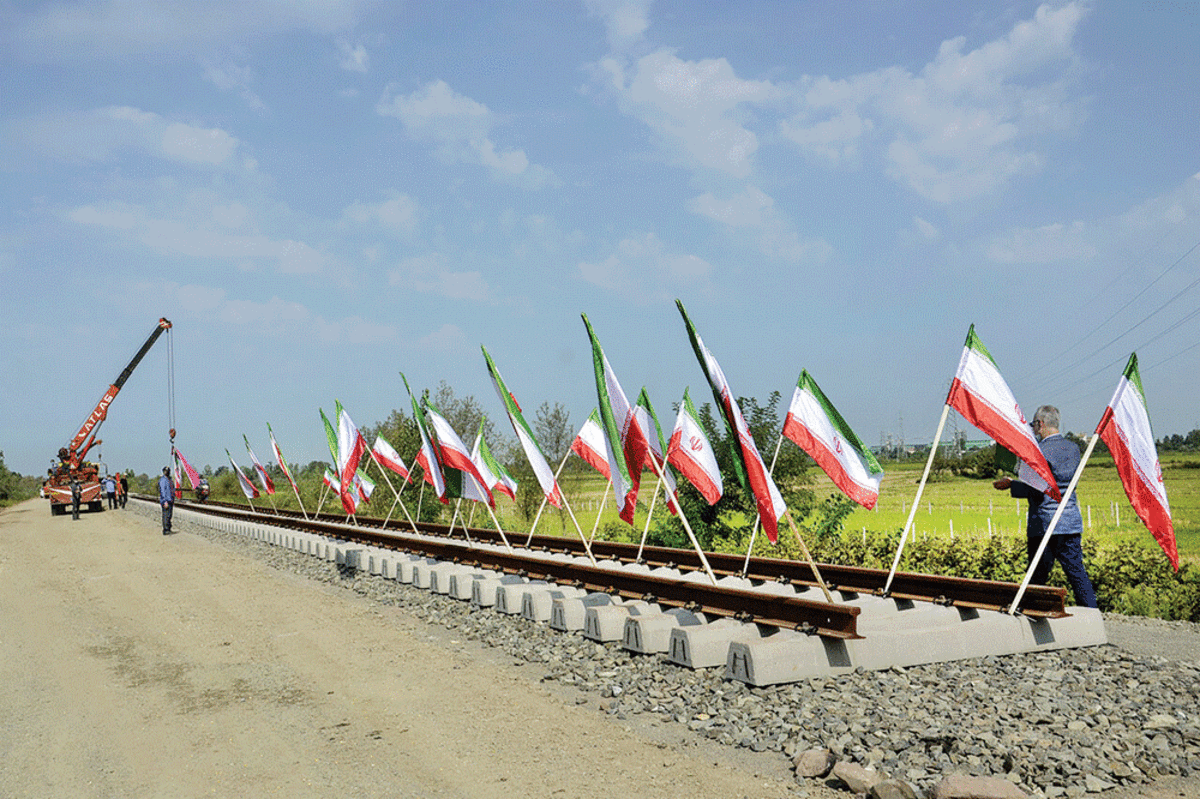 دیروز طی مراسمی با حضور رؤسای جمهوری ایران و کشور روسیه، قرارداد ۱.۶میلیارد یورویی طراحی و ساخت خط‌آهن رشت ـ آستارا امضا شد.