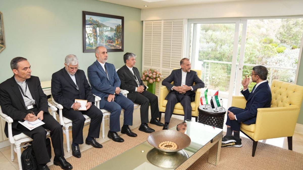 وزیر امور خارجه کشورمان در حاشیه نشست گروه بریکس با شیخ عبدالله بن زائد آل نهیان وزیر خارجه امارات متحده عربی دیدار و گفت و گو کرد.
