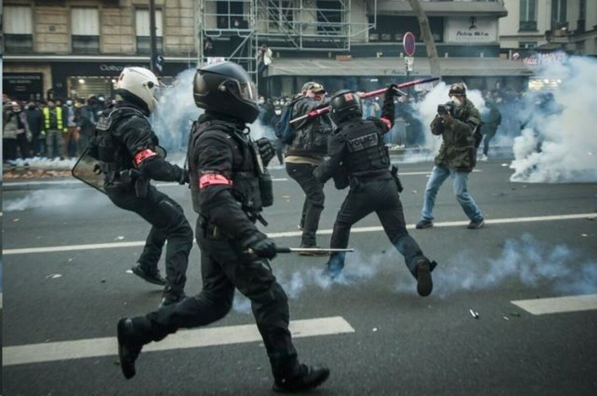 چند شهر فرانسه برای سومین روز به رغم وضع مقررات منع رفت‌ و آمد و آماده‌باش ویژه نیروهای امنیتی، صحنه ناآرامی‌ و درگیری‌های شدید میان معترضان به کشته شدن یک نوجوان ۱۷ساله در این کشور و ماموران پلیس بوده‌اند.