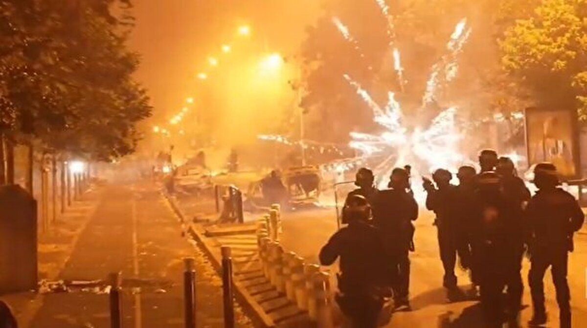 چهارمین شب اعتراضات در فرانسه که حالا به آشوب و جنگ داخلی تبدیل شده است؛ رنگ خون به خود گرفت.