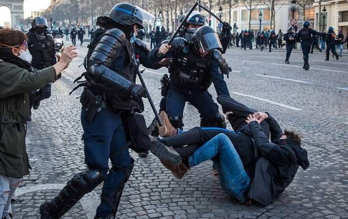 پلیس فرانسه باید با روش‌های اخلاقی با معترضان برخورد کند | این کشور باید از پلیس ایران درس بگیرد