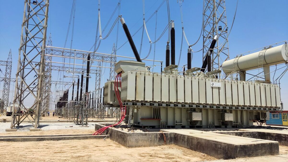 وزیر نیرو در ادامه سفر یک روزه خود به استان البرز ، روز پنجشنبه پست ۴۰۰ کیلووات برق منطقه باغستان شهرستان کرج را افتتاح کرد.