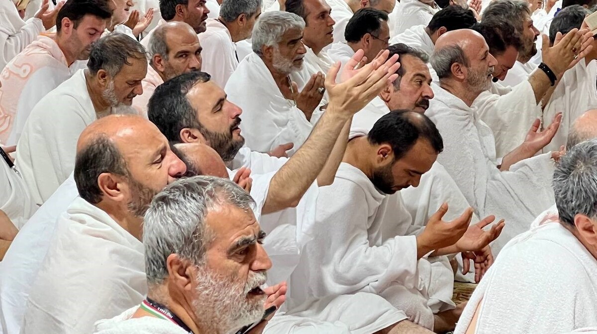 زائران ایرانی دعای عرفه را در صحرای عرفات زمزمه کردند