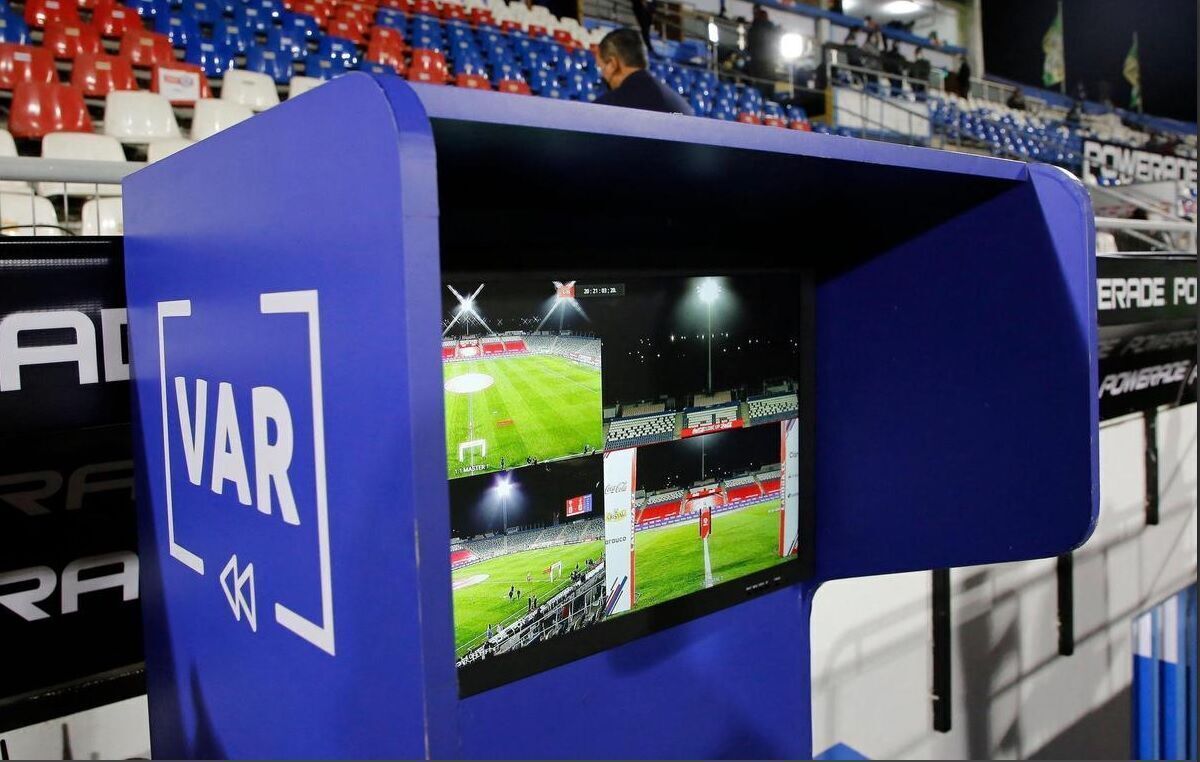 رییس روابط بین الملل فدراسیون فوتبال ابراز امیدواری کرد که سیستم کمک داور ویدیویی (VAR) تا پایان این فصل لیگ برتر باشگاه‌های کشور در ورزشگاه‌ها تعبیه شود.