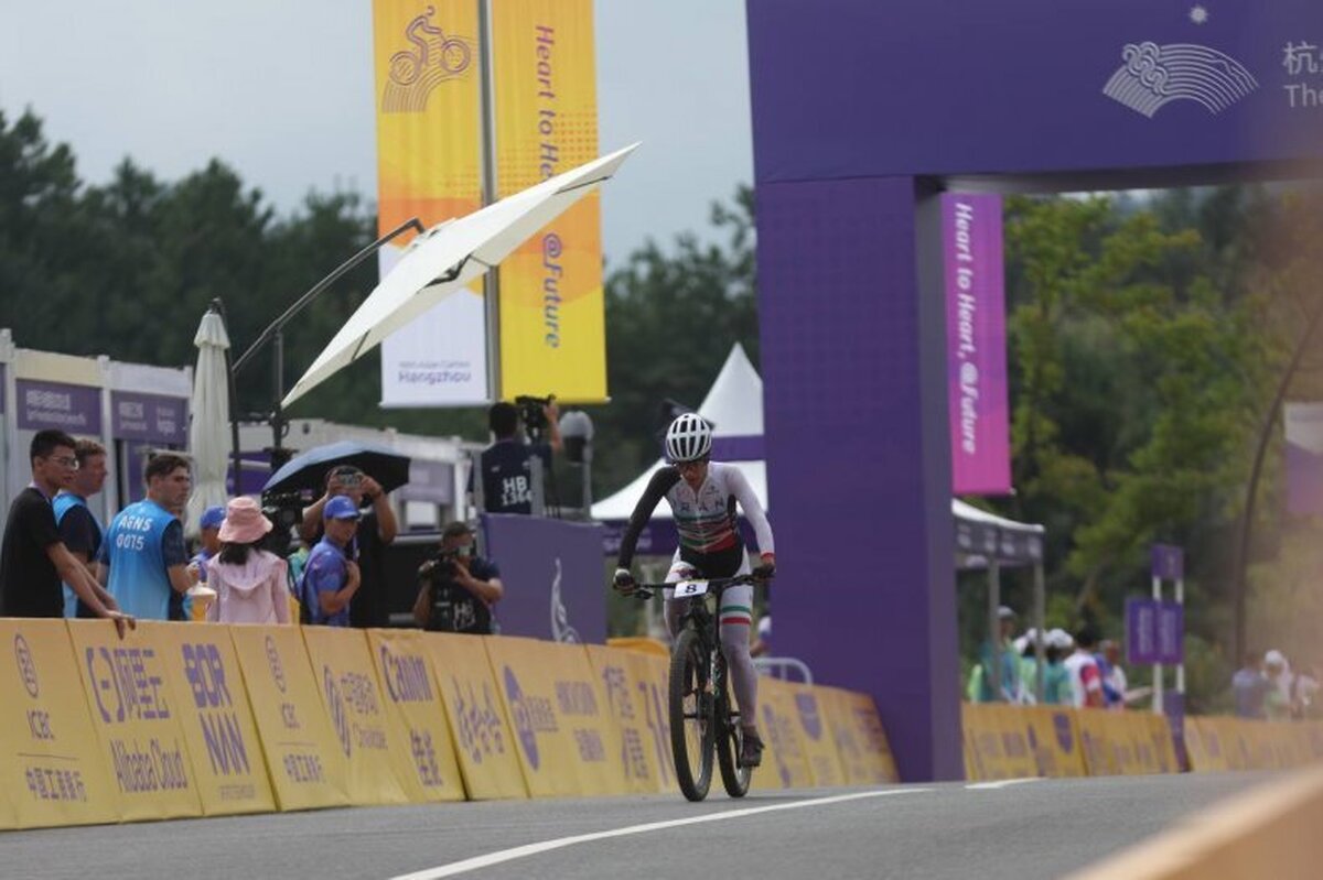 در ادامه بازی های آسیایی هانگژو از نخستین ساعات صبح مسابقات دوچرخه سواری کوهستان آغاز شد. در این رقابت فرانک پرتوآذر دوچرخه سوار ایران حضور داشت و با ۷ رکابزن دیگر رقابت سنگین و نزدیکی برگزار کرد.