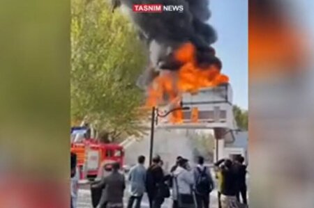 ببینید | آتش‌سوزی عجیب در پل هوایی مشهد