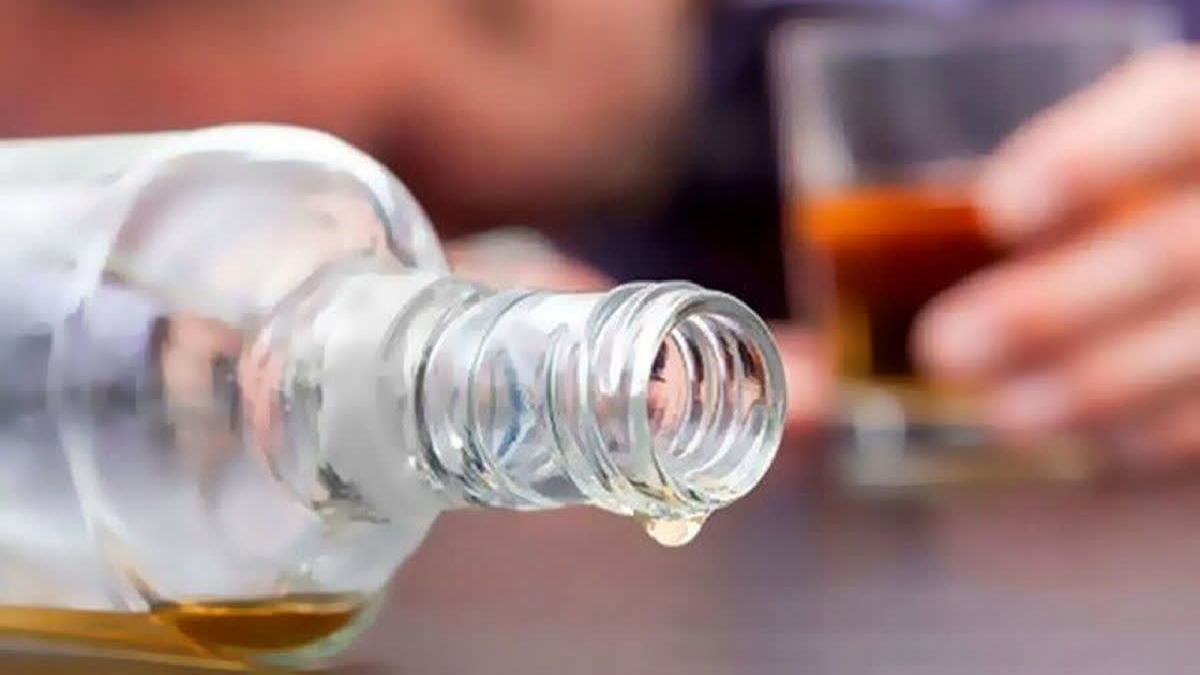 سخنگوی دانشگاه علوم پزشکی قزوین گفت: ۱۷ نفر به علت مسمومیت با الکل در یکی از مراکز درمانی تحت درمان قرار گرفتند.