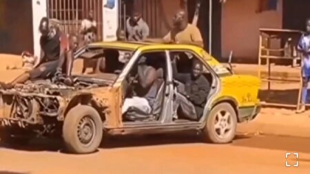 ببینید | تردد عجیب مردم آفریقا با خودرو‌های اسقاطی